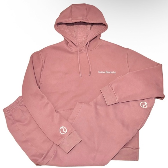 Rare Beauty - "Comfy" Outfit - Picture 2 of 16